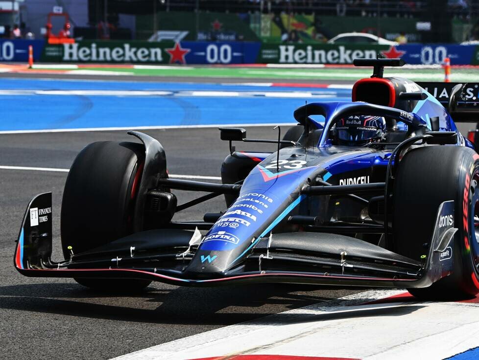 Alexander Albon im Williams FW44 im Formel-1-Qualifying in Mexiko 2022
