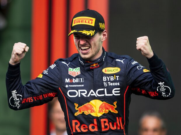 Titel-Bild zur News: Max Verstappen (Red Bull) feiert den Sieg beim Formel-1-Rennen in Mexiko 2022