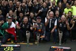 Sergio Perez (Red Bull), Christian Horner, Max Verstappen (Red Bull), Helmut Marko und Adrian Newey 