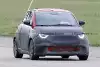 Bild zum Inhalt: Abarth 500 Electric (2023) mit getarnten Felgen erwischt