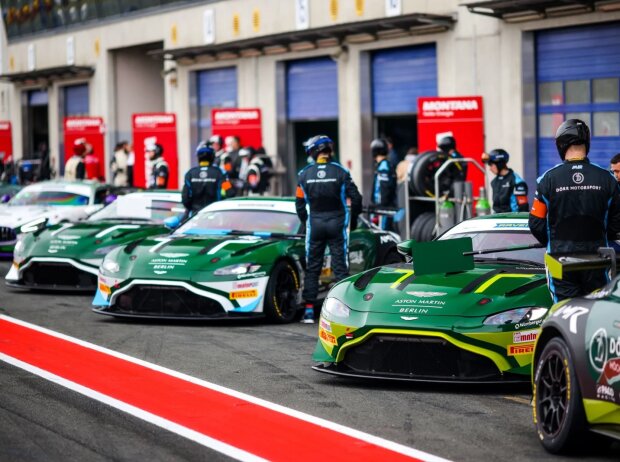 Die vier Aston Martin Vantage GT4 von Dörr Motorsport in der Boxengasse Die vier Aston Martin Vantage GT4 von Dörr Motorsport in der Boxengasse