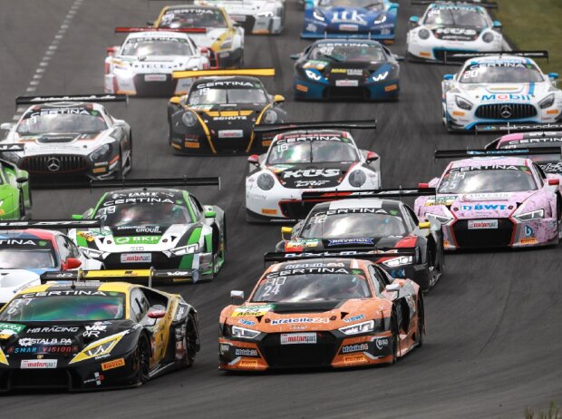 Fast 40 GT3-Fahrzeuge in einem Sprintrennen waren zu viel des Guten Fast 40 GT3-Fahrzeuge in einem Sprintrennen waren zu viel des Guten