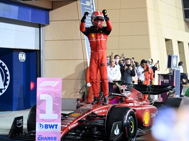 Charles Leclerc jubelt in Bahrain 2022 auf seinem Ferrari F1-75