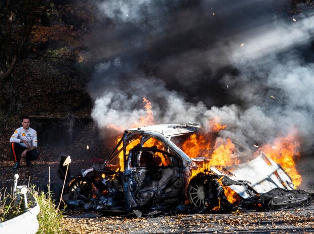Titel-Bild zur News: Dani Sordo schaut auf seinen brennenden Hyundai
