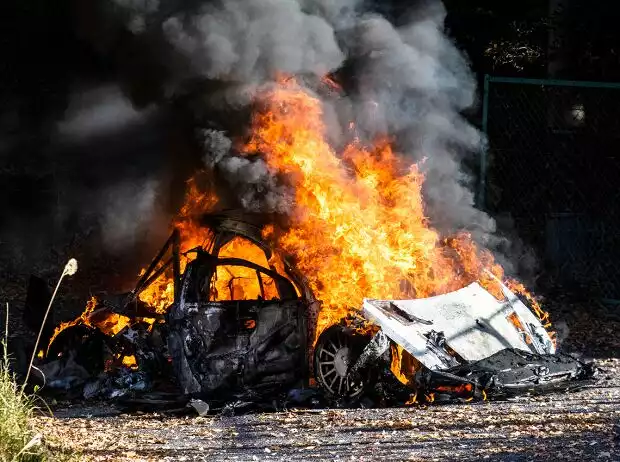 Titel-Bild zur News: Der brennende Hyundai von Dani Sordo bei der Rallye Japan 2022