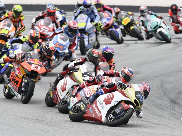 Titel-Bild zur News: Start zum Moto2-Rennen in Sepang 2022