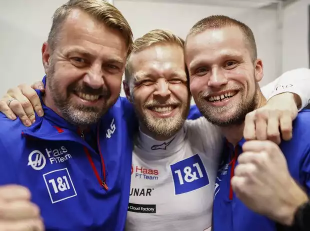 Kevin Magnussen feiert mit dem Haas-Team nach der Poleposition in Brasilien 2022 Titel-Bild zur News: Kevin Magnussen feiert mit dem Haas-Team nach der Poleposition in Brasilien 2022