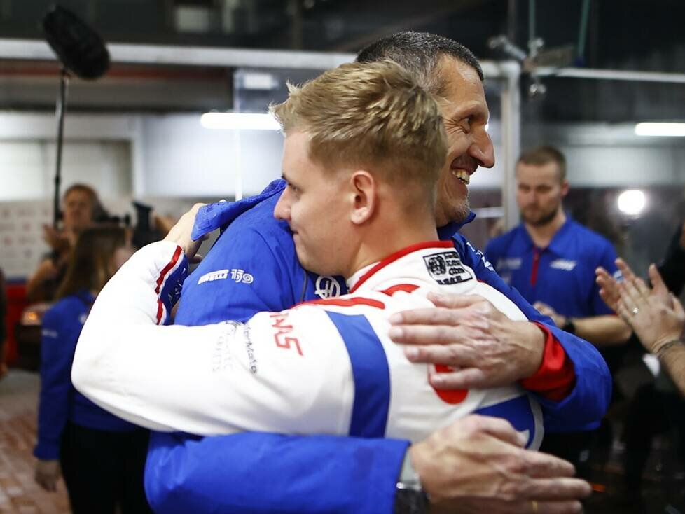 Günther Steiner umarmt Mick Schumacher nach Platz 20 beim Qualifying zum Grand Prix von Sao Paulo in Brasilien 2022