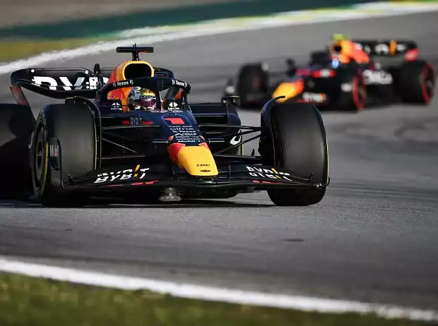 Max Verstappen vor Sergio Perez im Formel-1-Sprint in Brasilien 2022 Titel-Bild zur News: Max Verstappen vor Sergio Perez im Formel-1-Sprint in Brasilien 2022