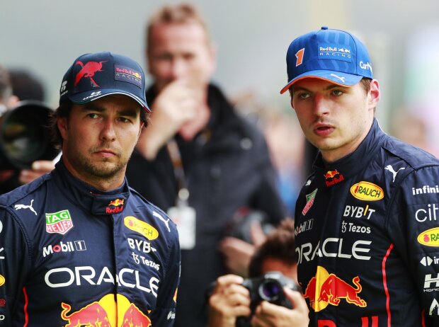 Titel-Bild zur News: Sergio Perez mit seinem Red-Bull-Teamkollegen Max Verstappen in der Formel-1-Saison 2022