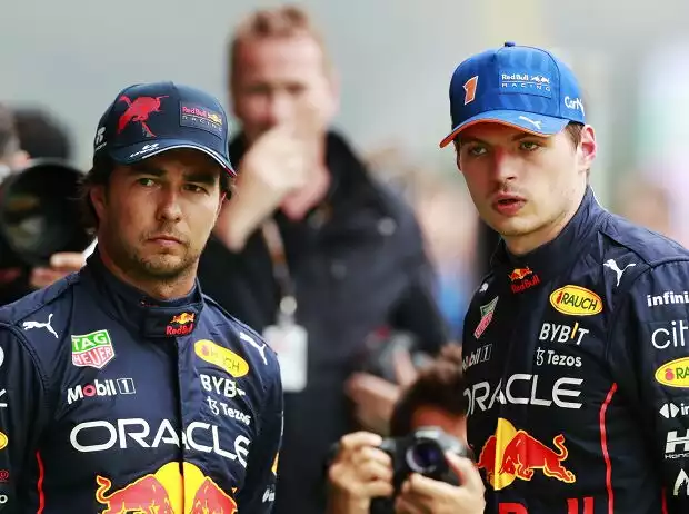 Sergio Perez mit seinem Red-Bull-Teamkollegen Max Verstappen in der Formel-1-Saison 2022 Titel-Bild zur News: Sergio Perez mit seinem Red-Bull-Teamkollegen Max Verstappen in der Formel-1-Saison 2022