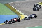 Guanyu Zhou (Alfa Romeo), Fernando Alonso (Alpine), Nicholas Latifi (Williams) und Yuki Tsunoda (AlphaTauri) 