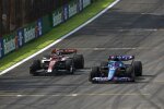 Guanyu Zhou (Alfa Romeo) und Fernando Alonso (Alpine) 