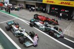 George Russell (Mercedes), Lewis Hamilton (Mercedes) und Carlos Sainz (Ferrari) 