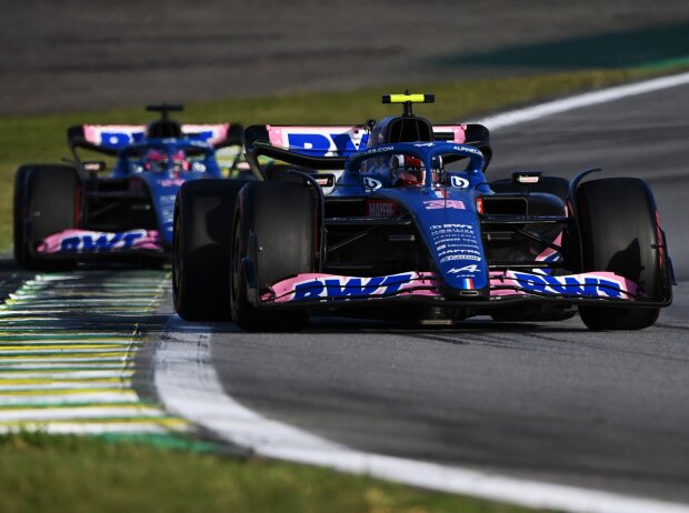 Esteban Ocon vor seinem Alpine-Teamkollegen Fernando Alonso Esteban Ocon vor seinem Alpine-Teamkollegen Fernando Alonso