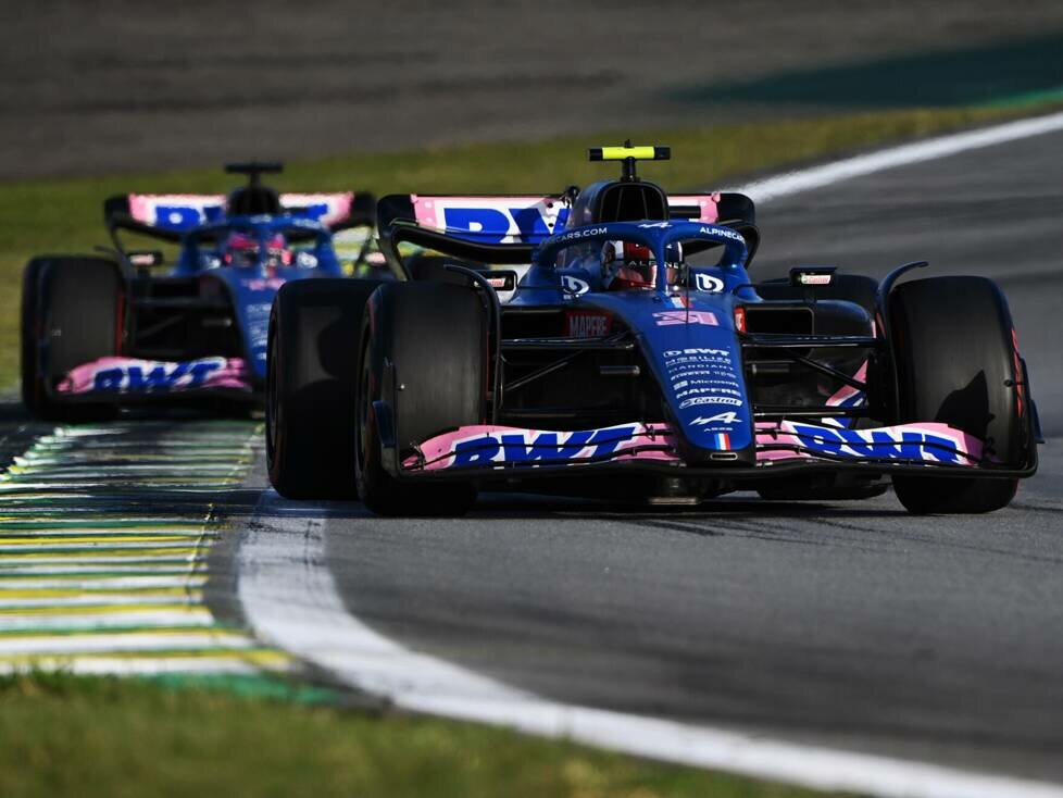 Esteban Ocon vor seinem Alpine-Teamkollegen Fernando Alonso