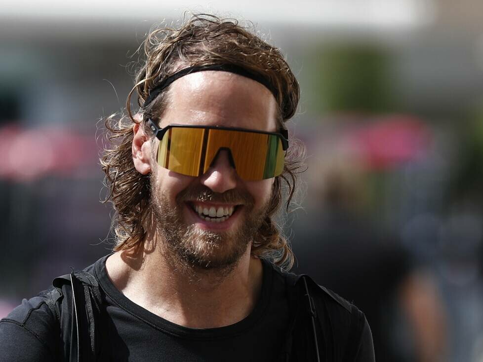 Sebastian Vettel bei seiner Ankunft im Formel-1-Fahrerlager in Abu Dhabi 2022