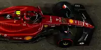 Carlos Sainz im Ferrari F1-75 in der Formel-1-Boxengasse in Abu Dhabi