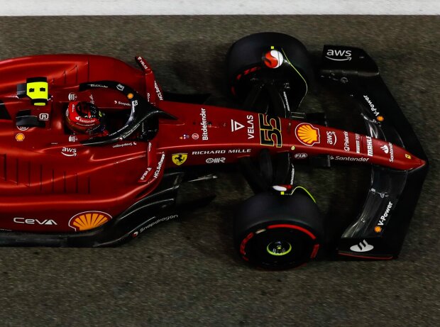 Titel-Bild zur News: Carlos Sainz im Ferrari F1-75 in der Formel-1-Boxengasse in Abu Dhabi