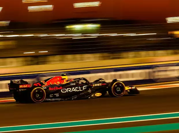 Sergio Perez im Red Bull RB18 beim Freitagstraining der Formel 1 2022 in Abu Dhabi Titel-Bild zur News: Sergio Perez im Red Bull RB18 beim Freitagstraining der Formel 1 2022 in Abu Dhabi
