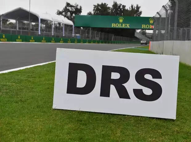 DRS-Markierung am Streckenrand Titel-Bild zur News: DRS-Markierung am Streckenrand