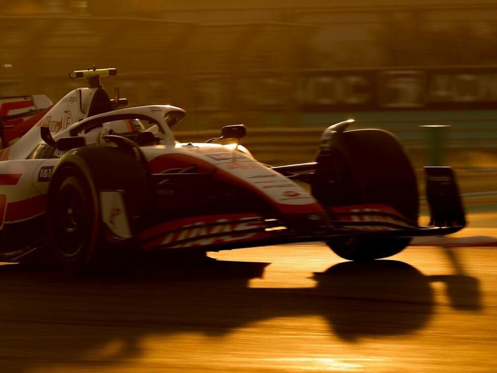 Mick Schumacher im Haas VF-22 beim Formel-1-Rennen in Abu Dhabi 2022