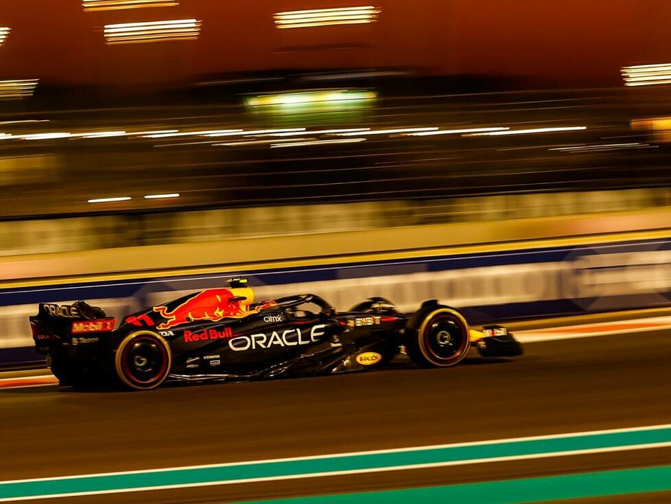 Sergio Perez im Red Bull RB18 beim Freitagstraining der Formel 1 2022 in Abu Dhabi