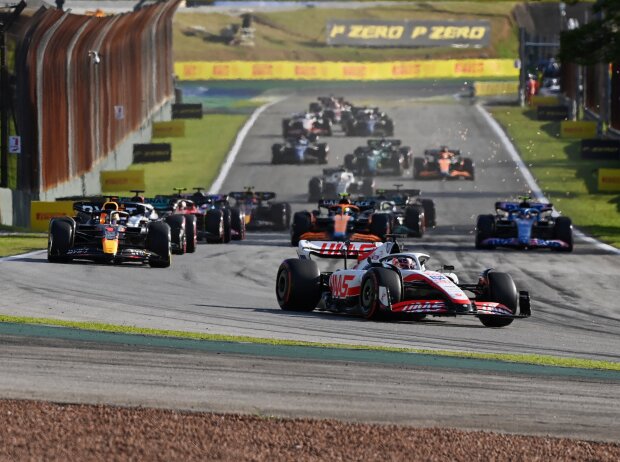 Renn-Action beim Sprint in Sao Paulo 2022: Kevin Magnussen führt