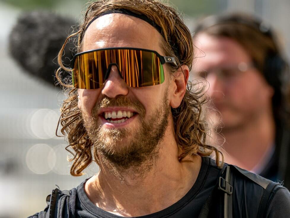 Sebastian Vettel mit verspiegelter Sonnenbrille beim Formel-1-Rennen in Abu Dhabi 2022