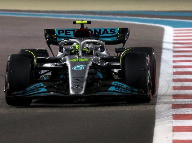 Lewis Hamilton im Mercedes W13 beim Formel-1-Rennen in Abu Dhabi 2022