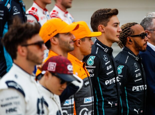 Titel-Bild zur News: Die Formel-1-Fahrer 2022 beim Gruppenfoto in Bahrain