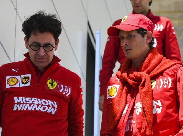 Titel-Bild zur News: Mattia Binotto (Ferrari-Teamchef) und John Elkann (Ferrari-Präsident)