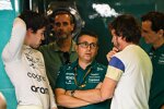 Lance Stroll (Aston Martin), Fernando Alonso (Aston Martin) und Pedro de la Rosa 