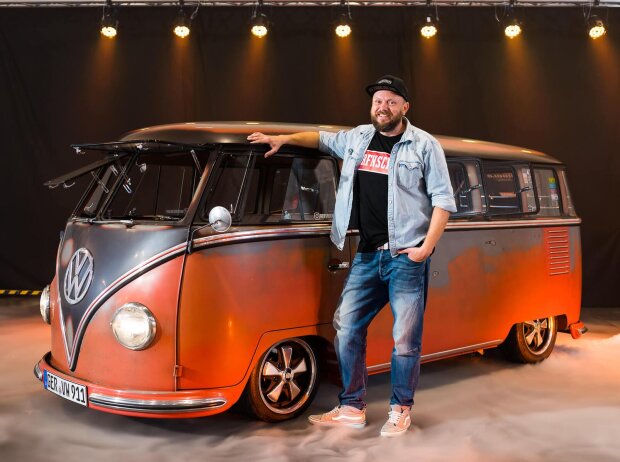Dieser VW T1 Samba aus dem Jahr 1958 wäre auch schon Kult, ohne dass sein Besitzer Christoph Filla ihm nachträglich einen Porsche-Motor mit 280 PS verpasst hätte.