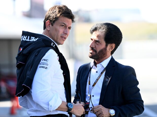 Mercedes-Teamchef Toto Wolff im Gespräch mit FIA-Präsident Mohammed bin Sulayem Mercedes-Teamchef Toto Wolff im Gespräch mit FIA-Präsident Mohammed bin Sulayem