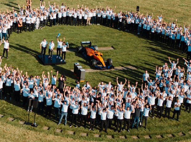 Gruppenfoto: McLaren-Personal in Woking