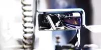 Lewis Hamilton blickt in den Rückspiegel