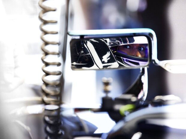 Titel-Bild zur News: Lewis Hamilton blickt in den Rückspiegel
