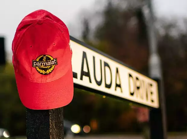 Lauda Drive an der Formel-1-Fabrik von Mercdes in Brackley Titel-Bild zur News: Lauda Drive an der Formel-1-Fabrik von Mercdes in Brackley