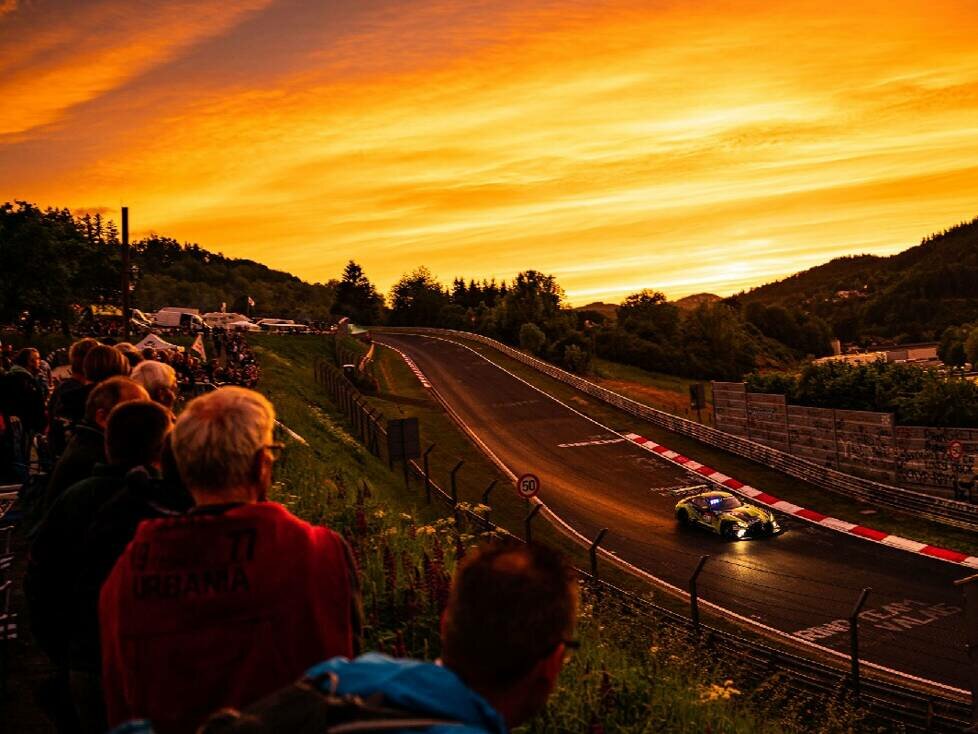 Zuschauer und Sonnenuntergang bei den 24h Nürburgring 2022, Fans