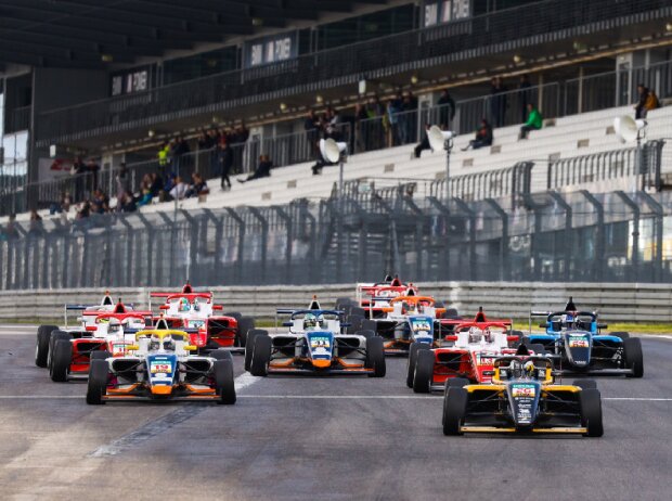 Titel-Bild zur News: Start des Formel-4-Rennens auf dem Nürburgring 2022