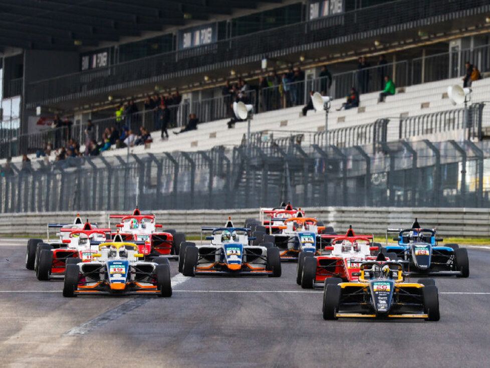 Start des Formel-4-Rennens auf dem Nürburgring 2022