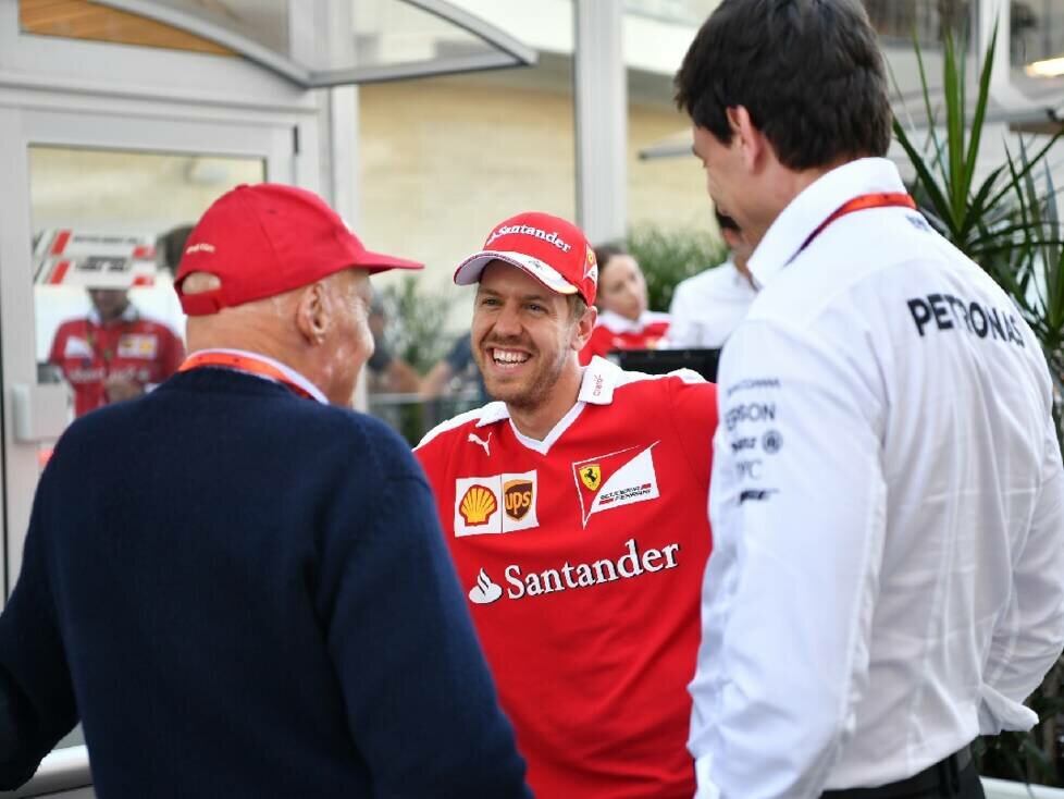 Sebastian Vettel mit Niki Lauda und Toto Wolff