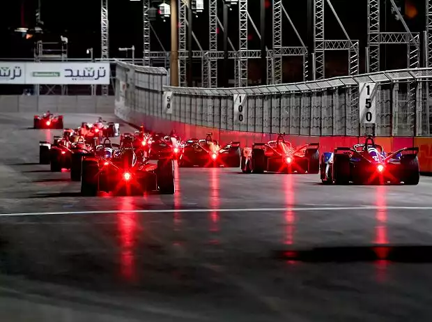 Start eines Formel-E-Rennes in Riad Titel-Bild zur News: Start eines Formel-E-Rennes in Riad