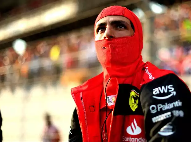 Carlos Sainz (Ferrari) vor dem Formel-1-Rennen in Abu Dhabi 2022 Titel-Bild zur News: Carlos Sainz (Ferrari) vor dem Formel-1-Rennen in Abu Dhabi 2022