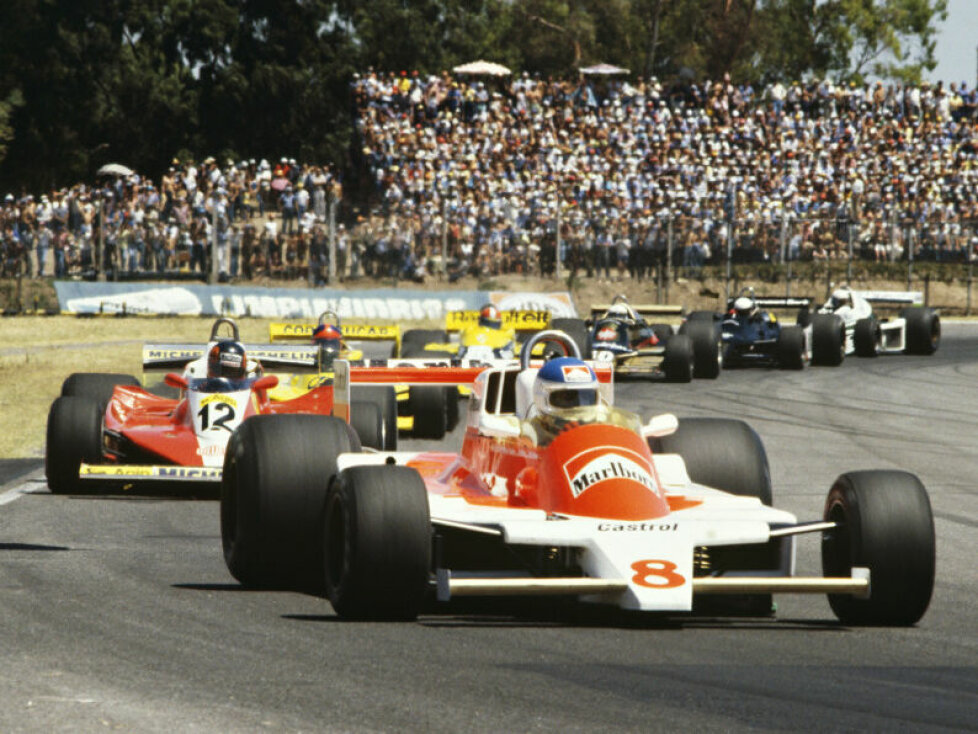 Patrick Tambay (McLaren) vor Gilles Villeneuve (Ferrari) beim Formel-1-Rennen in Argentinien 1979