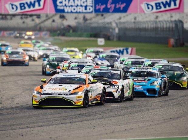 Renn-Action der ADAC GT4 Germany 2022 in Hockenheim