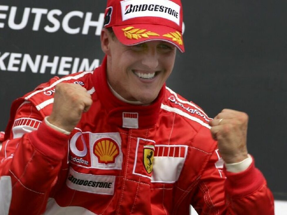 Michael Schumacher jubelt auf dem Podium beim Formel-1-Rennen in Hockenheim 2006