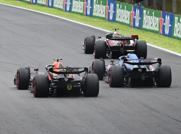 Valtteri Bottas (Alfa Romeo), Esteban Ocon (Alpine) und Max Verstappen (Red Bull) beim Formel-1-Rennen in Brasilien 2022