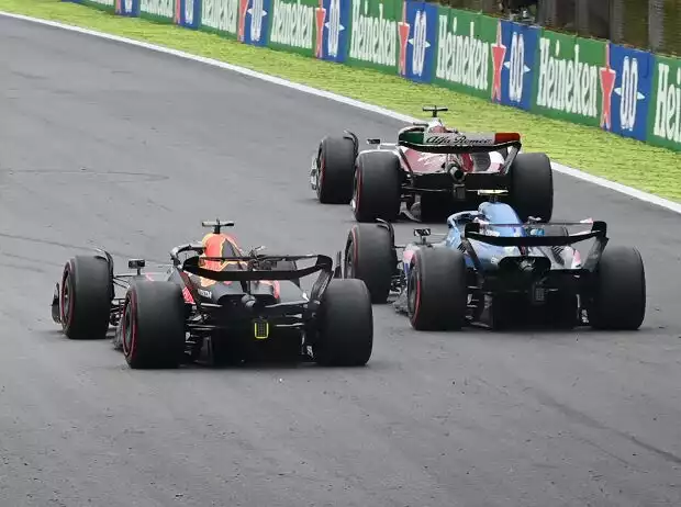 Titel-Bild zur News: Valtteri Bottas (Alfa Romeo), Esteban Ocon (Alpine) und Max Verstappen (Red Bull) beim Formel-1-Rennen in Brasilien 2022